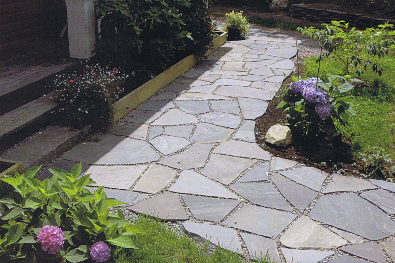 Pierres à patio en exposition chez Pierres Mirabel